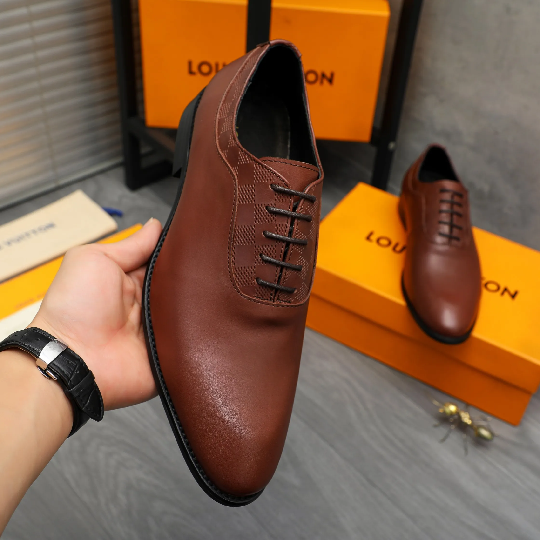 Men's shoes 💰p460 Product trademark: LV (Louis Vuitton) business lace-up leather shoes True size: 39-44 Product materials: Selected high-quality cowhide stitching classic embossed upper, cowhide lining, original rubber outsole